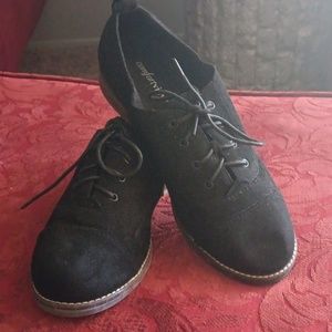 Comfortview lace-up shoes.